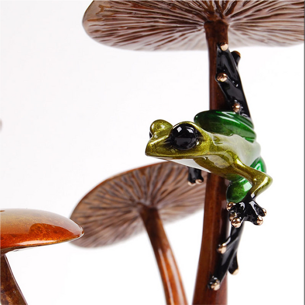 Hiding Out bronze frog by Tim Cotterill