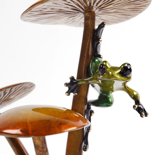 Hiding Out bronze frog by Tim Cotterill